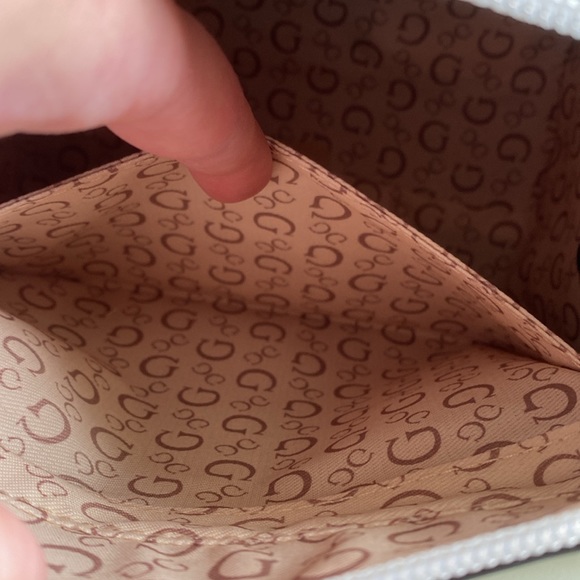 NWT white guess crossbody purse - Picture 6 of 11